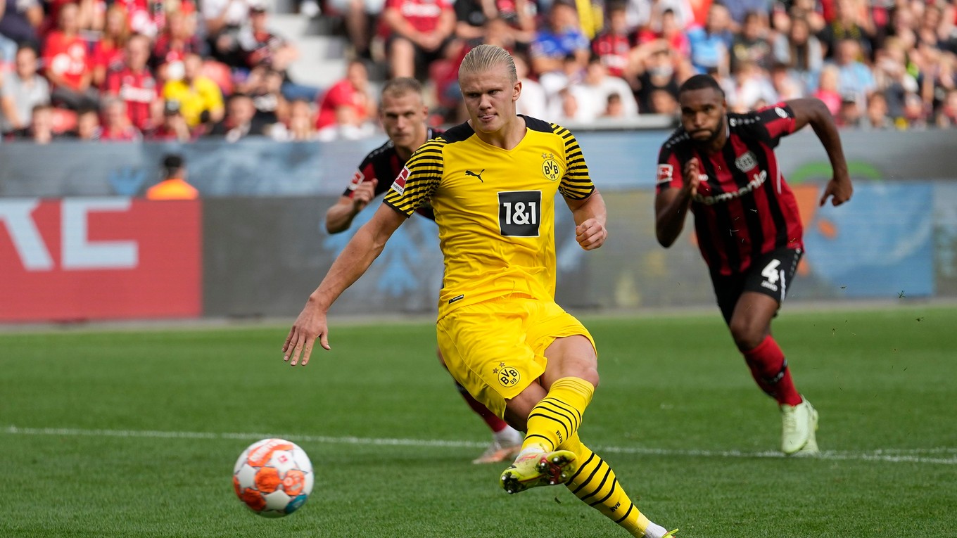 Erling Haaland strieľa gól v zápase Bayer Leverkusen - Borussia Dortmund.