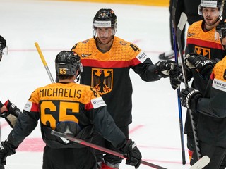 Nemeckí hokejisti sa tešia po strelenom góle na MS v hokeji 2022.