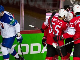 Radosť Švajčiarov v zápase proti Slovensku na MS v hokeji.