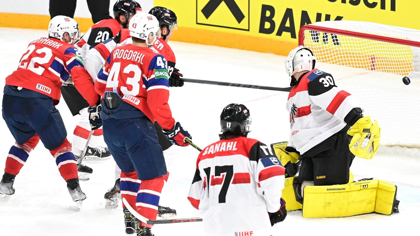 Momentka zo zápasu Nórsko - Rakúsko na MS v hokeji 2022.