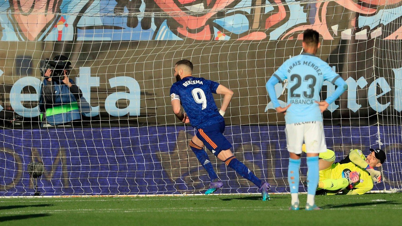 Karim Benzema sa teší po strelenom góle z penalty.