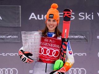 Petra Vlhová na pódiu po triumfe v Kranjskej Gore.