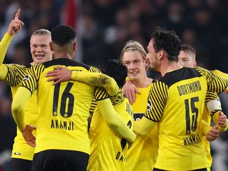 Futbalisti Borussie Dortmund sa tešia po strelenom góle.