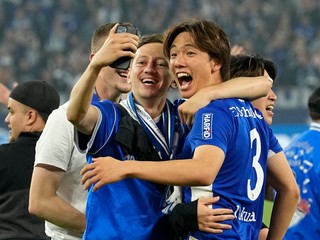 Ko Itakura (vpravo) v drese FC Schalke 04.