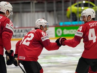 Denis Malgin (v strede) sa teší po strelenom góle v zápase Švajčiarsko - Taliansko na MS v hokeji 2022.