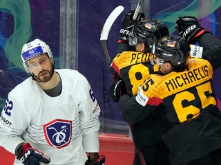 Momentka zo zápasu Francúzsko - Nemecko na MS v hokeji 2022.