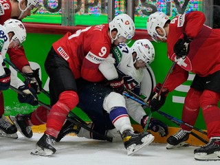 Momentka zo zápasu Švajčiarsko - USA vo štvrťfinále MS v hokeji 2022.