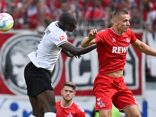 Evan Ndicka (vľavo) a Florian Dietz v zápase Eintracht Frankfurt - 1. FC Kolín.