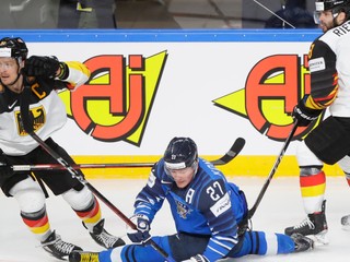 Petri Kontiola (v strede) v zápase Fínsko - Nemecko v semifinále MS v hokeji 2021.