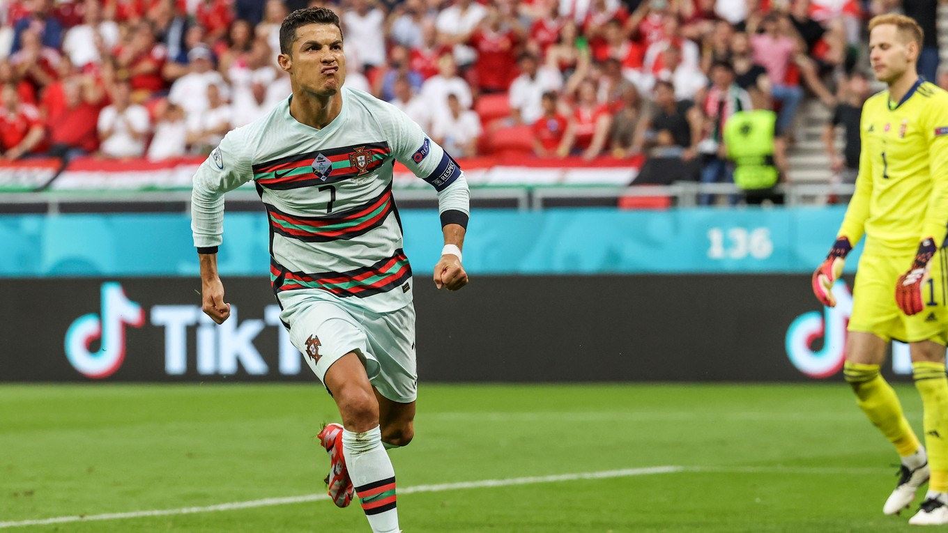 Cristiano Ronaldo strieľa gól siete Maďarska na EURO 2020. 