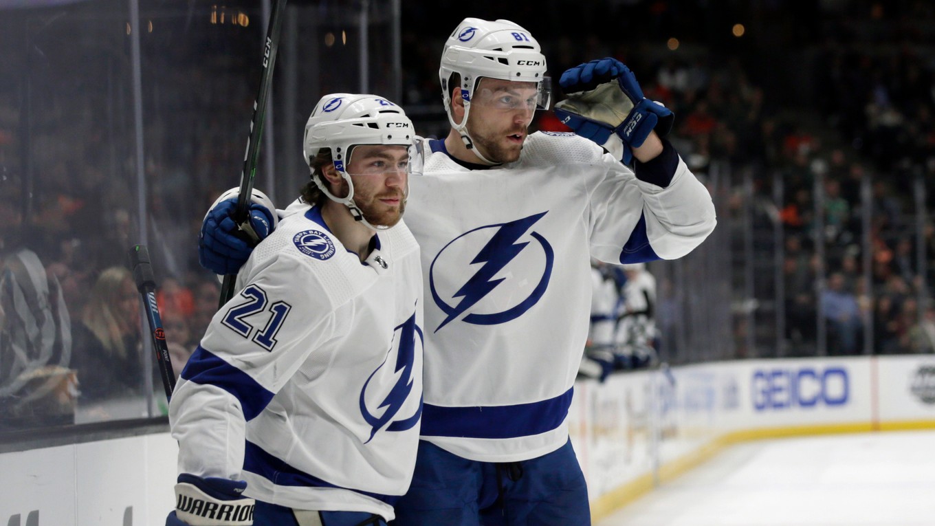 Brayden Point (vľavo) a Erik Černák oslavujú po strelenom góle.