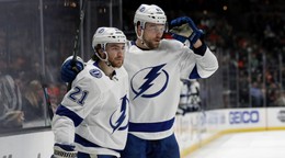 Brayden Point (vľavo) a Erik Černák oslavujú po strelenom góle.