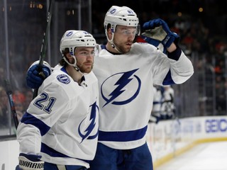 Brayden Point (vľavo) a Erik Černák oslavujú po strelenom góle.