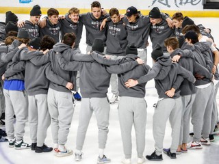 Slovenskí hokejisti do 20 rokov sa symbolicky rozlúčili so zrušeným šampionátom. 