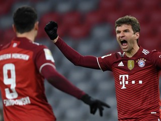 Robert Lewandowski a jeho spoluhráč Thomas Müller.