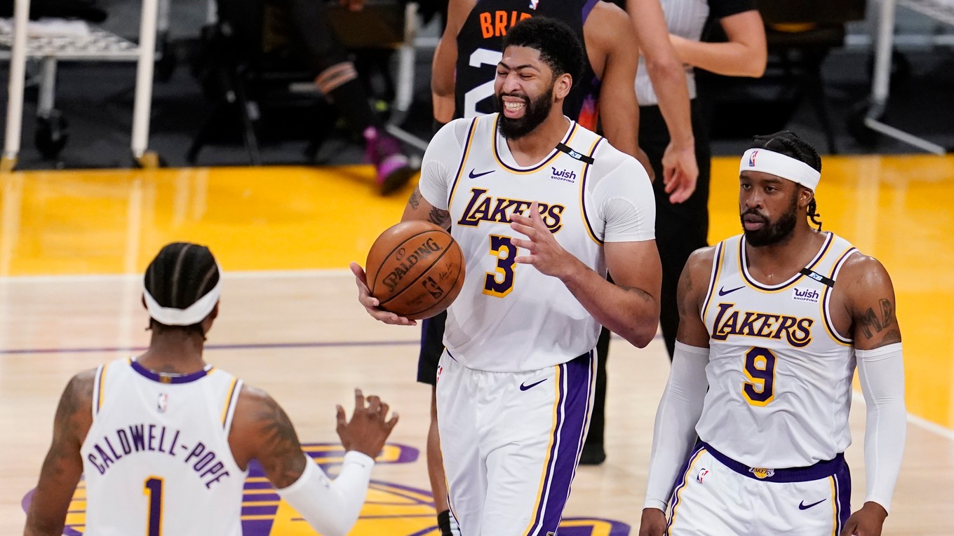 Zľava Kentavious Caldwell-Pope, Anthony Davis a Wesley Matthews v drese Los Angeles Lakers.