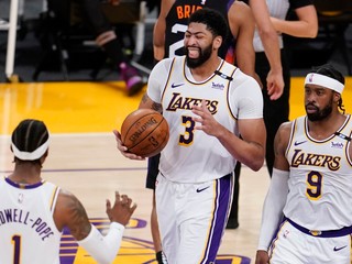 Zľava Kentavious Caldwell-Pope, Anthony Davis a Wesley Matthews v drese Los Angeles Lakers.