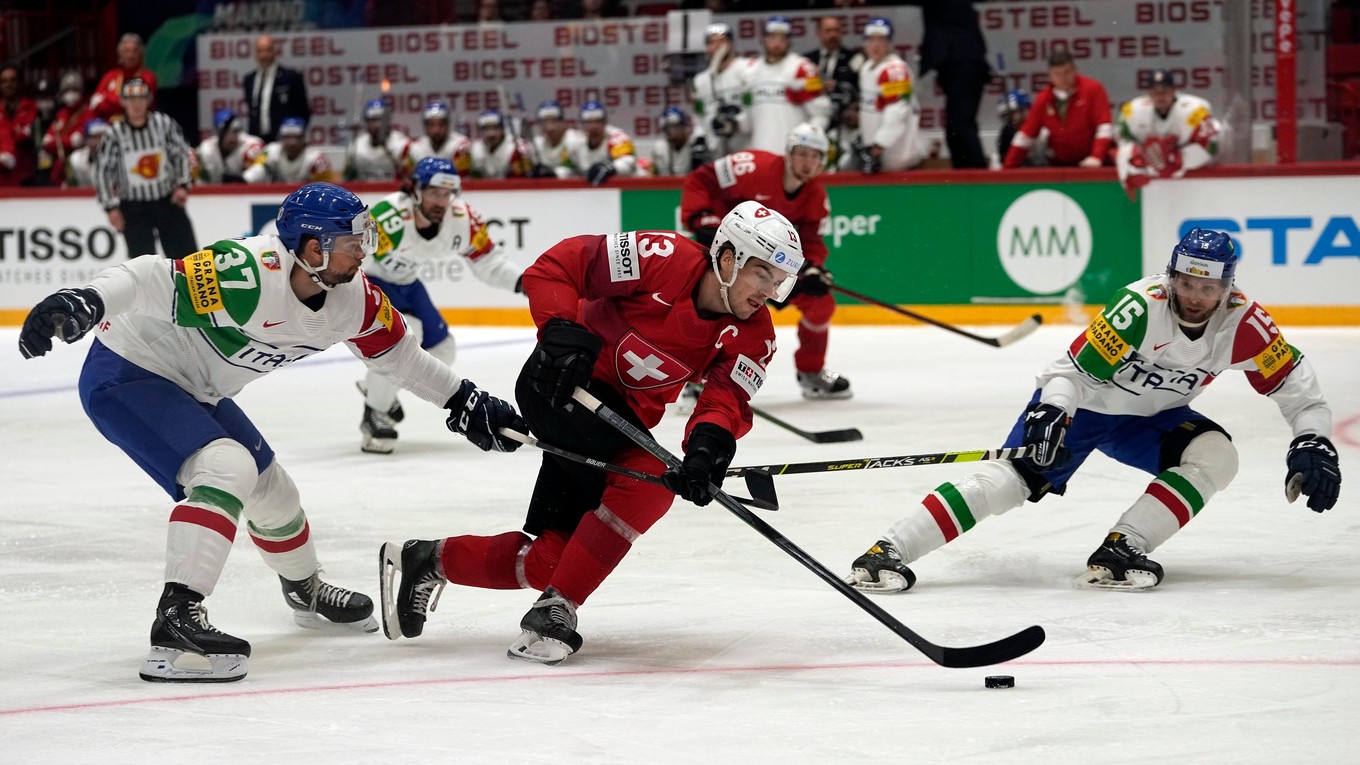 Momentka zo zápasu Švajčiarsko - Taliansko na MS v hokeji 2022.