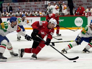 Momentka zo zápasu Švajčiarsko - Taliansko na MS v hokeji 2022.