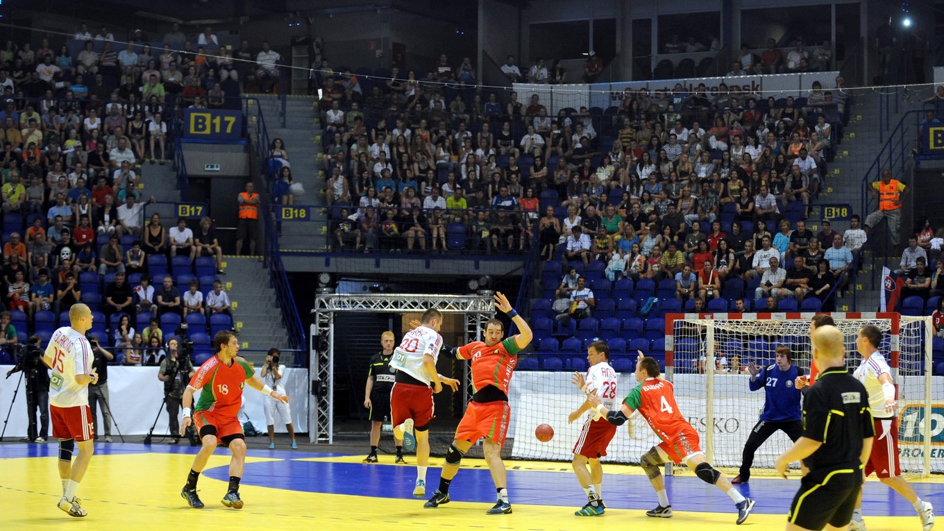 Steel Aréna už bola dejiskom medzinárodnej hádzanej. V roku 2012 sa tam hral prvý zápas európskej kvalifikácie MS mužov v hádzanej Slovensko – Bielorusko.
