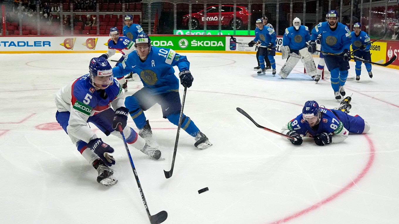 Momentka zo zápasu Kazachstan - Slovensko na MS v hokeji 2022.