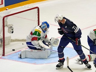 Sacha Treille strieľa gól v zápase Francúzsko - Taliansko na MS v hokeji 2022.