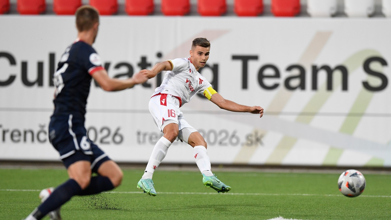 Jakub Kadák (vpravo) strieľa gól v úvodnom zápase Fortuna ligy AS Trenčín - FC ViOn Zlaté Moravce-Vráble.