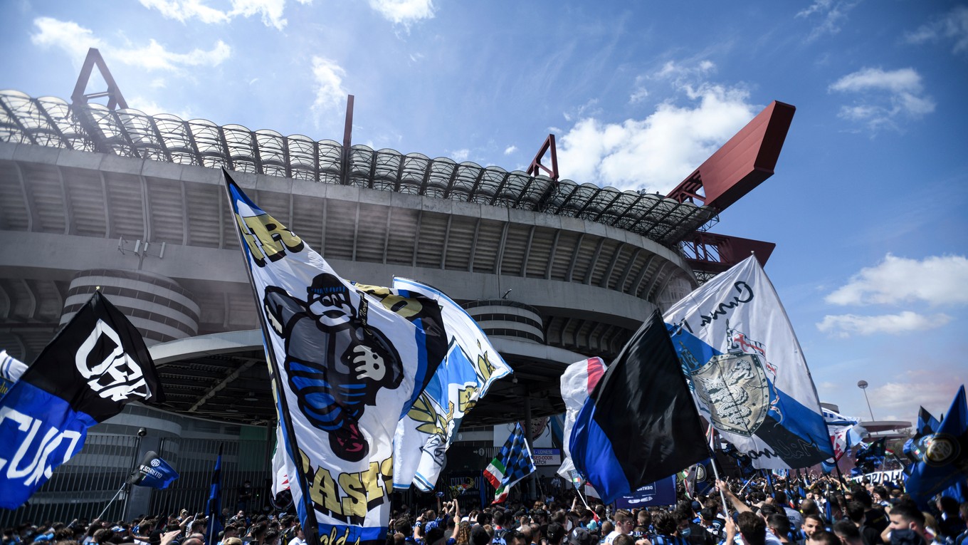 Fanúšikovia Interu Miláno pred štadiónom San Siro.