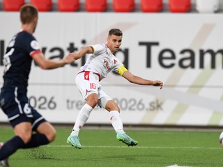 Jakub Kadák (vpravo) strieľa gól v úvodnom zápase Fortuna ligy AS Trenčín - FC ViOn Zlaté Moravce-Vráble.