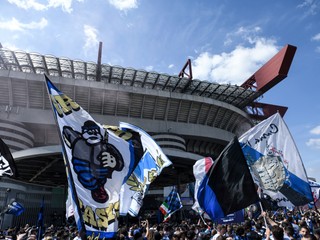 Fanúšikovia Interu Miláno pred štadiónom San Siro.