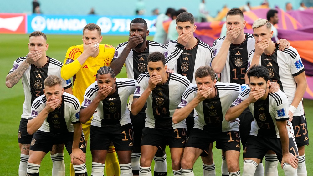Nemci nebudú ticho, na protest si zakryli ústa na tímovej fotografii