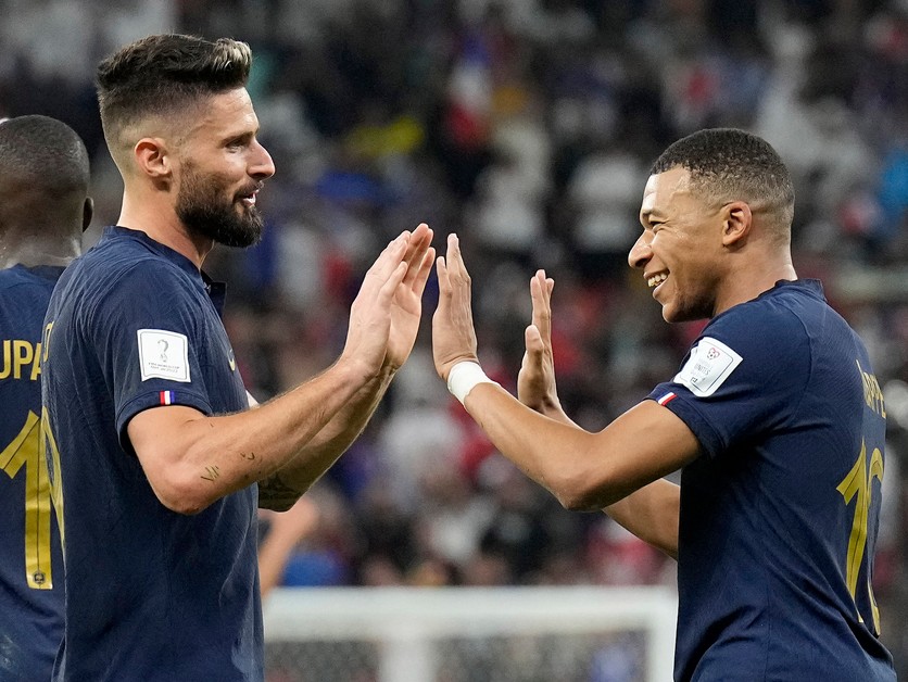 Olivier Giroud a Kylian Mbappé v drese Francúzska.