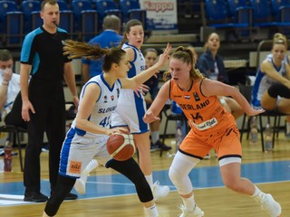 Kapitánka Slovenska Barbora Bálintová (s loptou) v zápase s Holandskom.