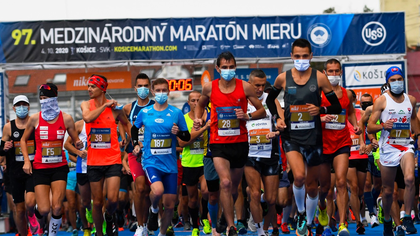 Bežci počas Medzinárodného maratónu mieru v Košiciach v roku 2020.