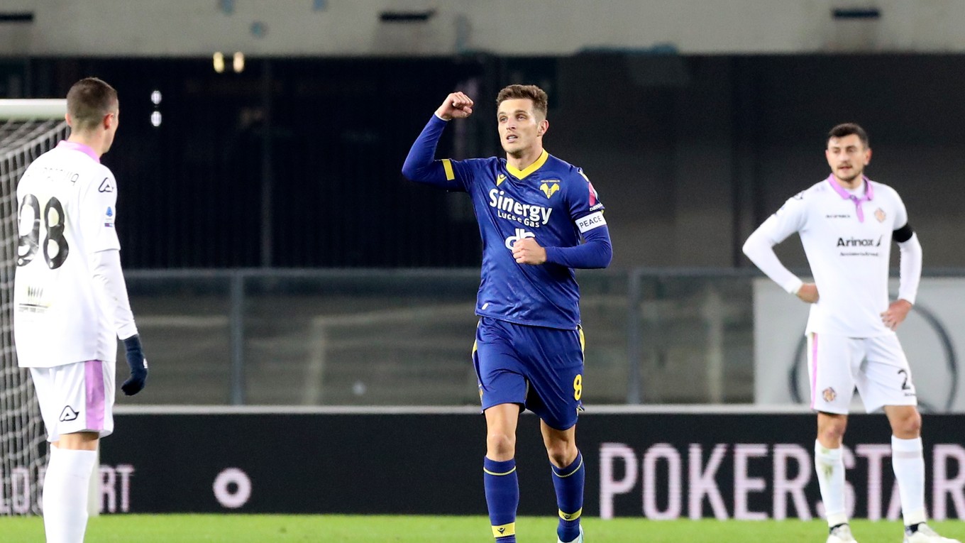 Futbalista Darko Lazovič sa teší z gólu počas zápasu 17. kola talianskej Serie A Hellas Verona - US Cremonese.