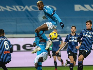 Victor Osimhen (hore) v zápase Atalanta Bergamo - SSC Neapol.