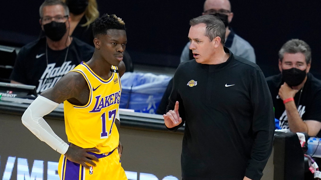 Nemecký basketbalista Dennis Schröder a tréner Los Angeles Lakers Frank Vogel.