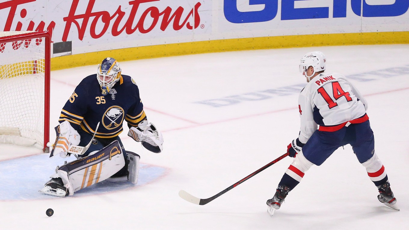 Brankár Linus Ullmark v drese Buffalo Sabres zastavuje Richarda Pánika.