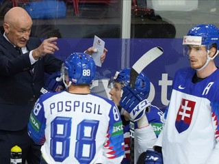 Slovenský tréner Craig Ramsay dáva inštrukcie hráčom.