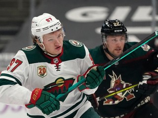 Kirill Kaprizov (vľavo) v drese klubu NHL Minnesota Wild.