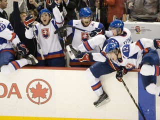 Slovenskí hokejisti do 20 rokov oslavujú víťazstvo nad USA a postup do semifinále na MS 2009.