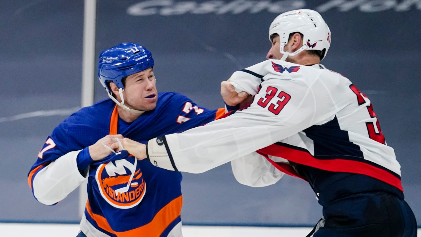 Zdeno Chára vs. Matt Martin.