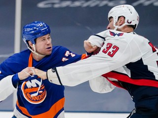 Zdeno Chára vs. Matt Martin.