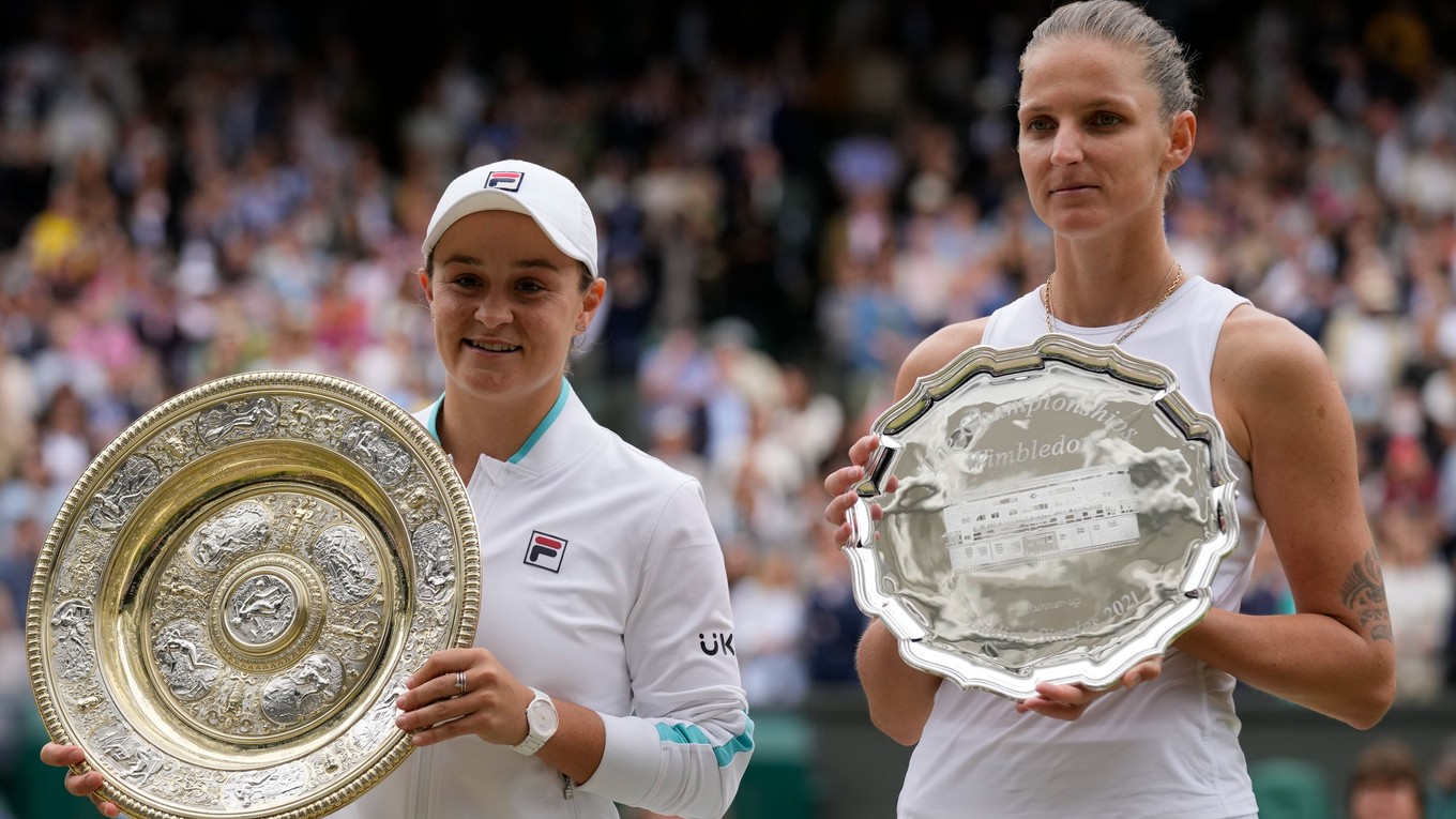 Ashleigh Bartyová a Karolína Plíšková po finále Wimbledonu 2021.