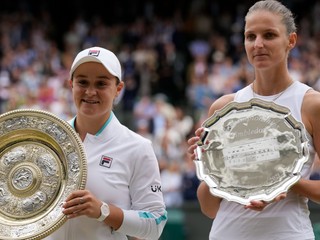Ashleigh Bartyová a Karolína Plíšková po finále Wimbledonu 2021.