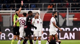 Hlavný rozhodca vylučuje Koffiho Djidjiho z Turína počas osemfinálového zápasu Talianskeho pohára vo futbale AC Miláno - FC Turín.