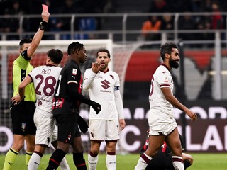 Hlavný rozhodca vylučuje Koffiho Djidjiho z Turína počas osemfinálového zápasu Talianskeho pohára vo futbale AC Miláno - FC Turín.