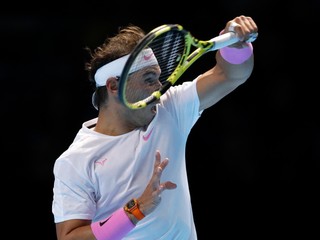 Rafael Nadal počas zápasu proti Alexandrovi Zverevovi na turnaji ATP Finals 2019 v Londýne.