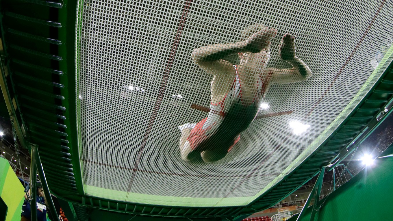 Skoky na trampolíne.