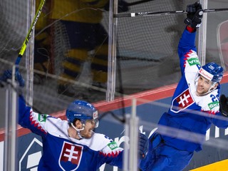 Peter Cehlárik (vľavo) a Martin Gernát na MS v hokeji 2021.